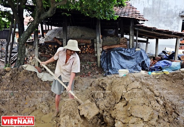 Cách thức sản xuất thủ công, gần như độc nhất của làng gốm Thanh Hà