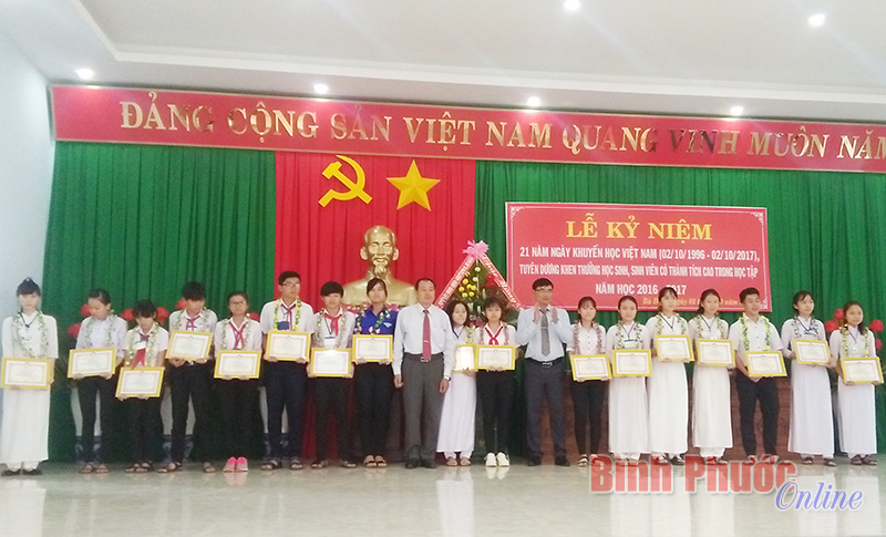 Bù Đăng tuyên dương 245 học sinh, sinh viên giỏi