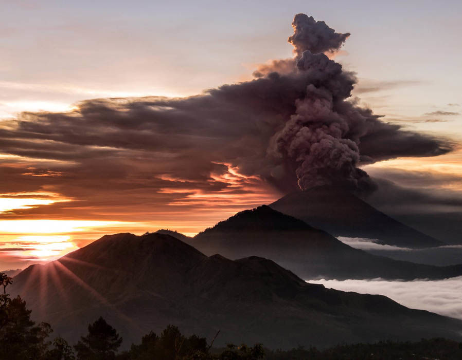 Nín thở xem núi lửa Indonesia phun trào, nhả khói độc cao 4 km