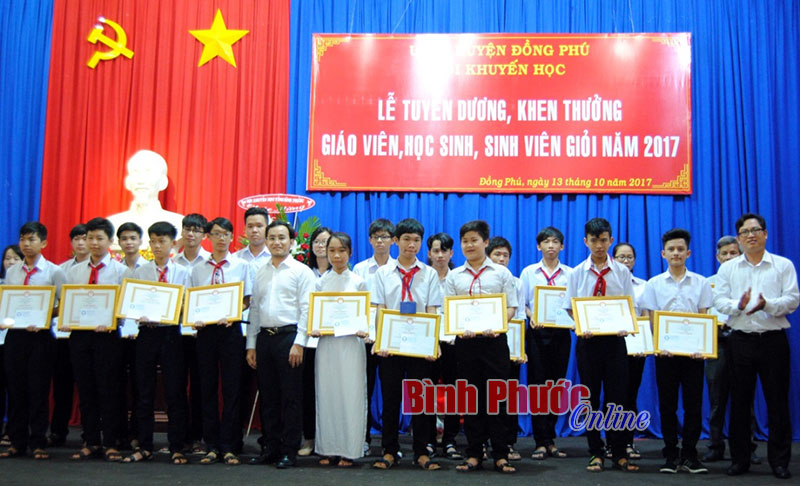 Đồng Phú tuyên dương 181 giáo viên, học sinh sinh viên giỏi