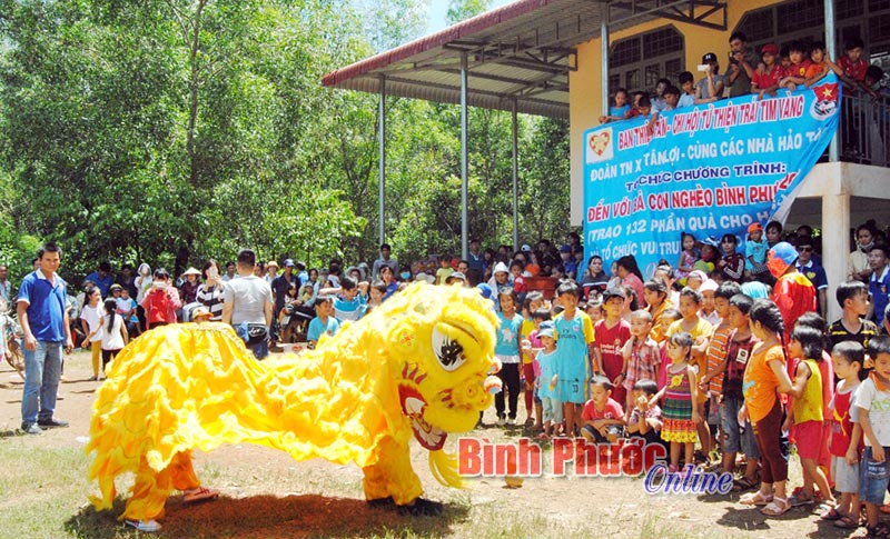 Vui Trung thu và tặng quà hộ nghèo xã Tân Lợi