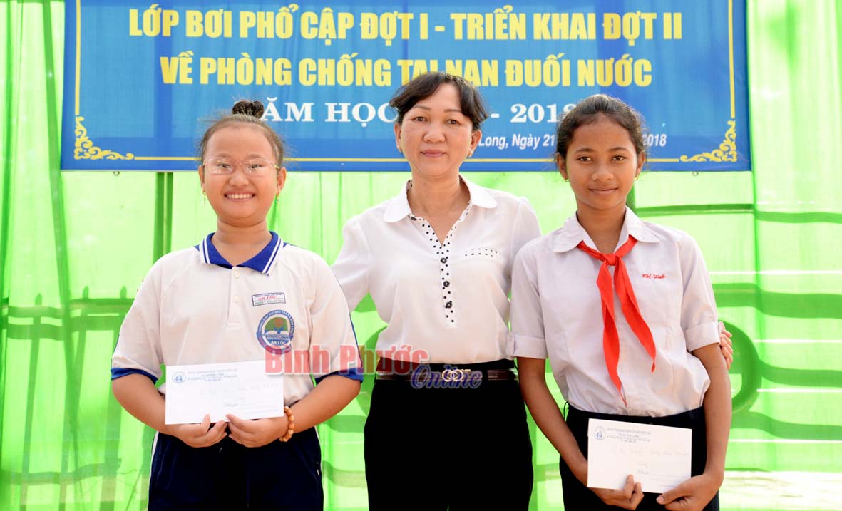 261 học sinh hoàn thành lớp bơi phổ cập