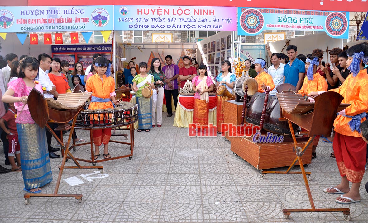Học sinh Trường phổ thông Dân tộc nội trú THCS Lộc Ninh tấu nhạc cụ dân tộc Khơme tại Liên hoan văn hóa - thể thao các dân tộc thiểu số tỉnh năm 2017