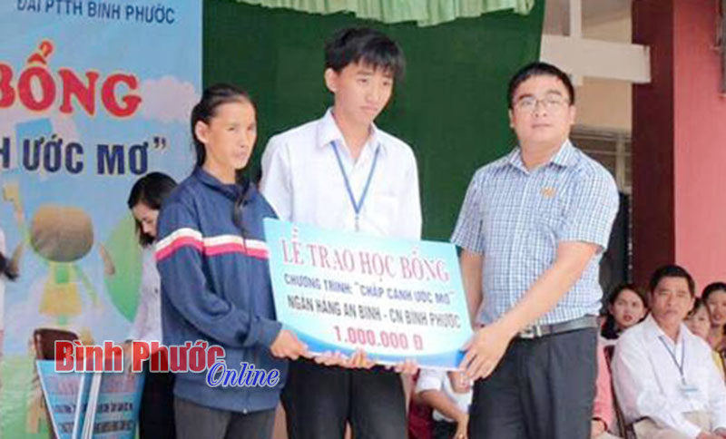 “Chắp cánh ước mơ” cho 2 học sinh nghèo hiếu học