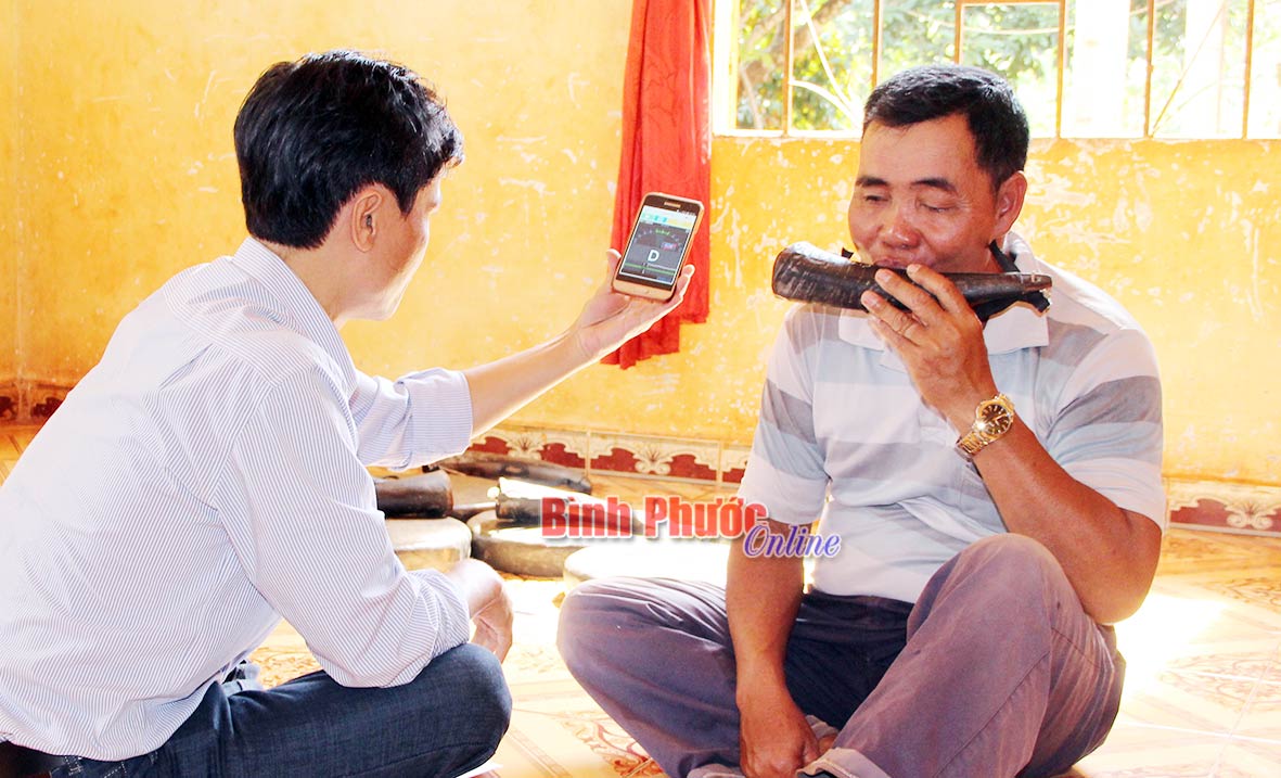 Nhạc sĩ Trần Văn Đông, Đoàn ca múa nhạc tổng hợp tỉnh Bình Phước đang đo trường độ âm vực của kèn sừng trâu