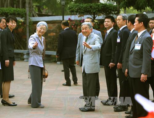 Việt Nam bất ngờ xuất hiện trong thơ mừng năm mới của Nhật Hoàng