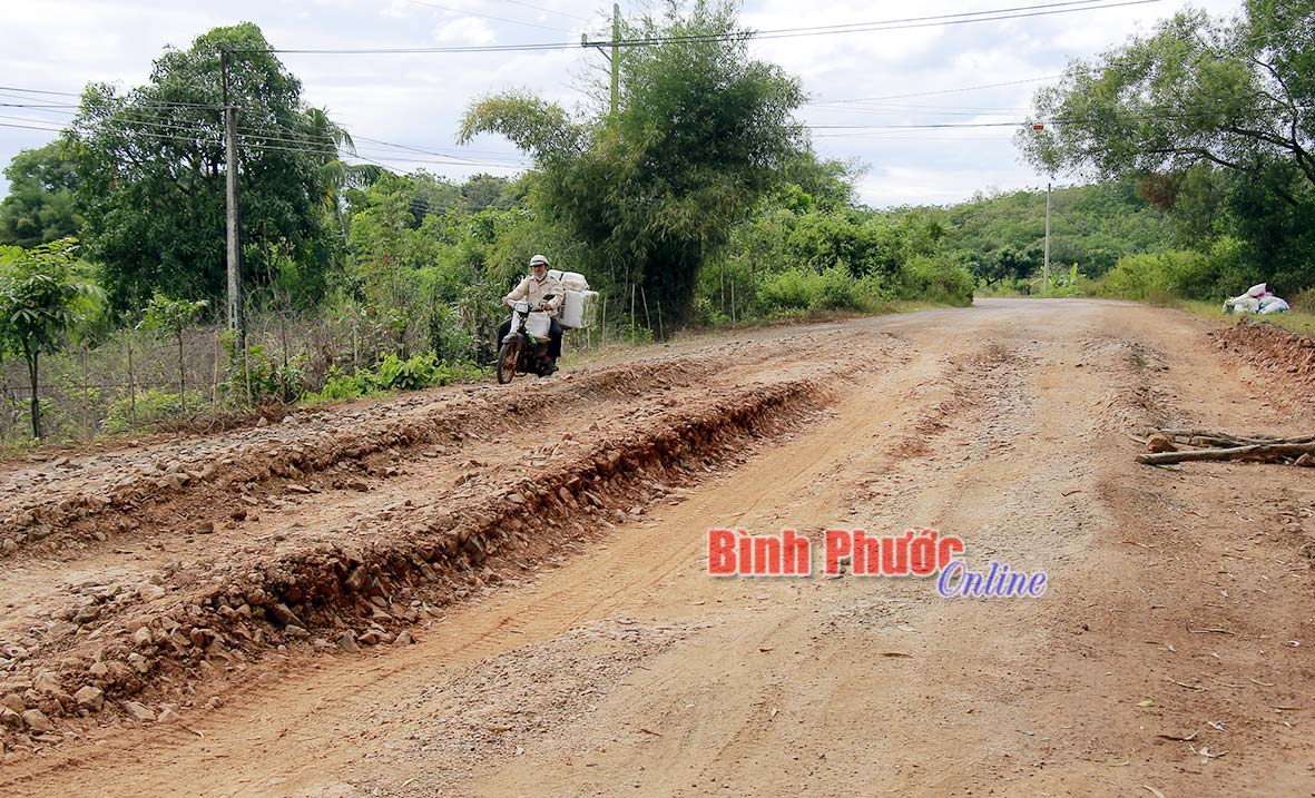 Tuy mới được đầu tư n&acirc;ng cấp nhưng khoảng 50m, đoạn qua ấp 8, x&atilde; An Khương đ&atilde; bị hỏng nặng, đất đ&aacute; đ&ugrave;n l&ecirc;n th&agrave;nh luống.