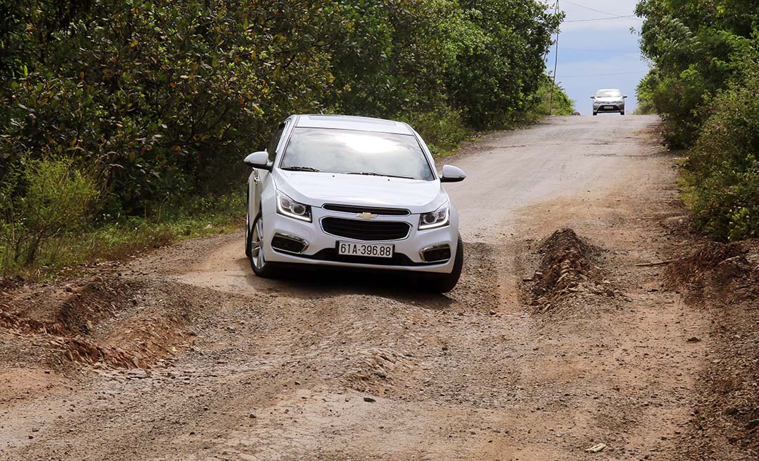 Xe &ocirc;t&ocirc; 4 chỗ biển số 61A-396.88 chật vật &ldquo;b&ograve;&rdquo; qua &ldquo;ổ voi&rdquo;, đoạn qua ấp 8, x&atilde; An Khương.