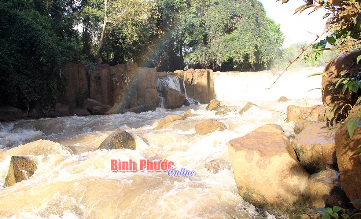 Vào mùa khô, thác Đứng trong xanh thu hút đông khách du lịch đến tham quan