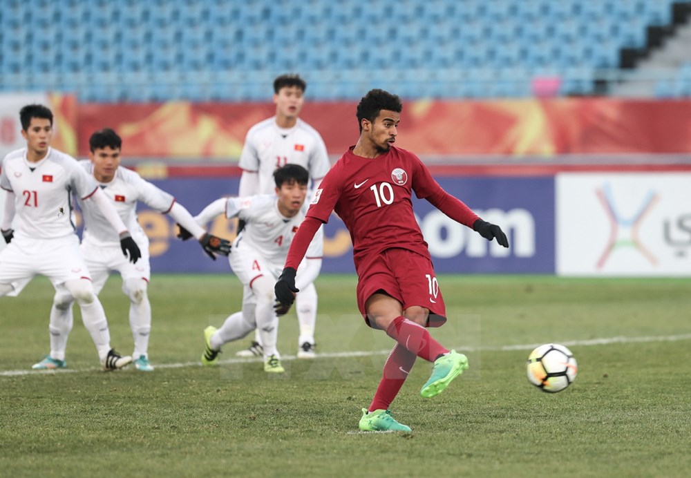 Cầu thủ Akram Hassan Afi của Qatar sút penalty trong trận đấu. (Nguồn: THX/TTXVN)
