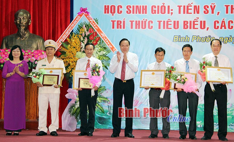 Tuyên dương học sinh, giáo viên, trí thức xuất sắc