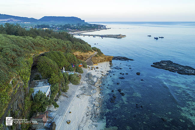 Đến Lý Sơn để ngắm bình minh đẹp nao lòng bên thềm chùa Đá trời sinh Đến Lý Sơn để ngắm bình minh đẹp nao lòng bên thềm chùa Đá trời sinh