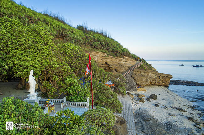 Đến Lý Sơn để ngắm bình minh đẹp nao lòng bên thềm chùa Đá trời sinh Đến Lý Sơn để ngắm bình minh đẹp nao lòng bên thềm chùa Đá trời sinh