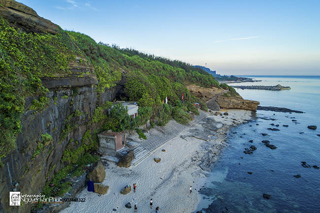 Đến Lý Sơn để ngắm bình minh đẹp nao lòng bên thềm chùa Đá trời sinh Đến Lý Sơn để ngắm bình minh đẹp nao lòng bên thềm chùa Đá trời sinh