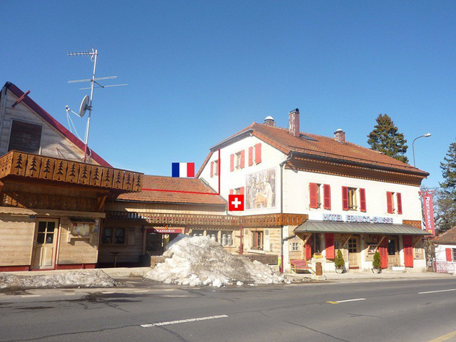 Khách sạn kỳ lạ nơi du khách ngủ ở Thụy Sỹ, nhưng tắm ở Pháp