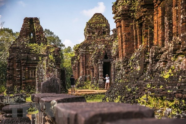 Dịch văn bia tại Di sản Văn hóa thế giới Mỹ Sơn sang tiếng Việt và Anh