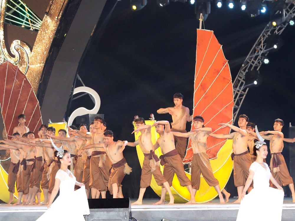 Hàng nghìn diễn viên múa, ca sỹ chuyên nghiệp, người mẫu Việt Nam đã tham gia biểu diễn tại Đêm Carnaval. (Ảnh: Trọng Đức/TTXVN)