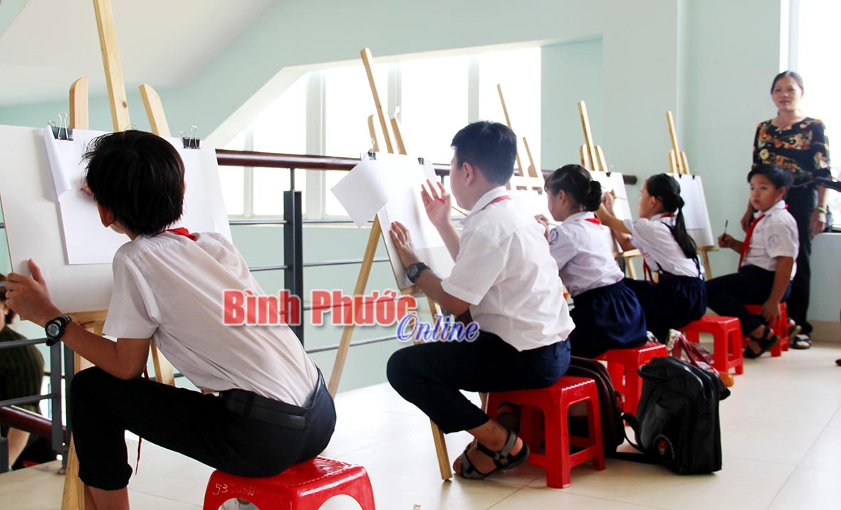 Các em học sinh tham gia cuộc thi vẽ tranh tại cuộc thi