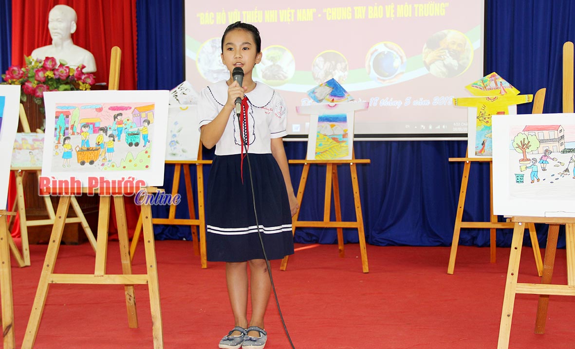 Em Trần Phương Linh, học sinh lớp 4/2 Trường tiểu học Tân Phú thuyết trình về bức tranh của mình nhất