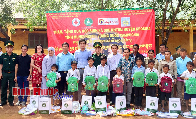 300 phần quà tặng học sinh Campuchia