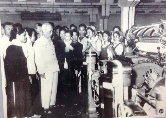 Bác Hồ trong một lần đến thăm công nhân Nhà máy Dệt Nam Định (ảnh tư liệu)
