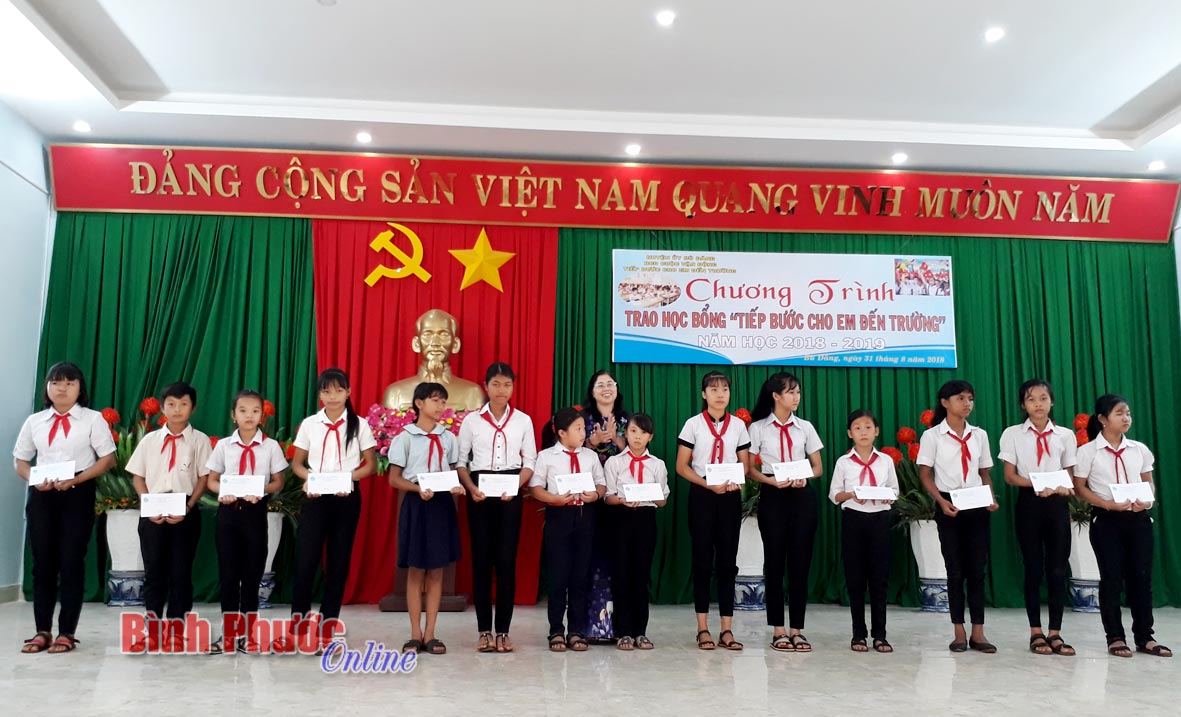 Bù Đăng trao 245 suất học bổng “Tiếp bước cho em đến trường”