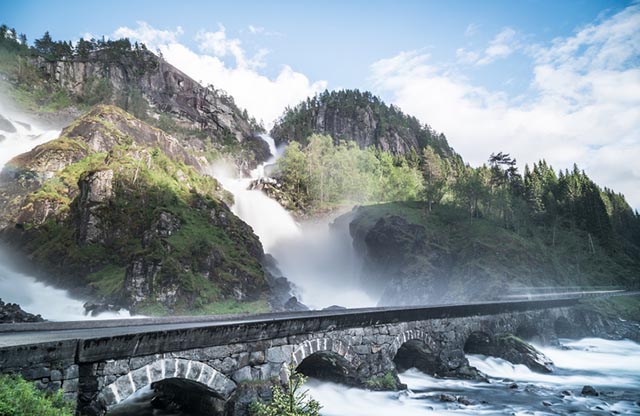 Du khách không thốt nên lời khi bước chân tới cây cầu nổi tiếng Việt Nam này Du khách không thốt nên lời khi bước chân tới cây cầu nổi tiếng Việt Nam này