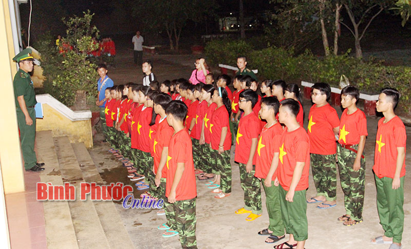 “Chúng em tập làm chiến sĩ biên phòng”