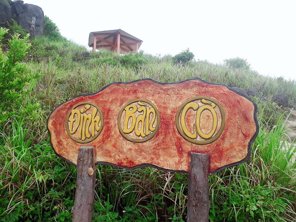 Cuối tuần chưa biết đi đâu, leo đỉnh Bàn Cờ đón gió biển Đà Nẵng