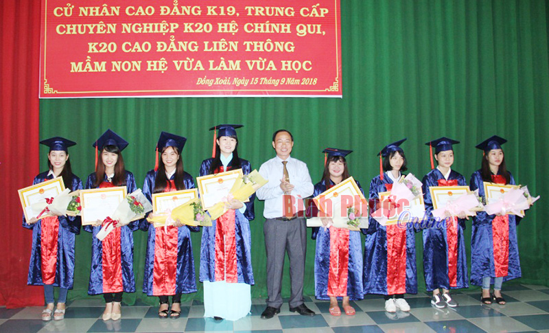 218 học sinh, sinh viên Trường cao đẳng sư phạm tốt nghiệp