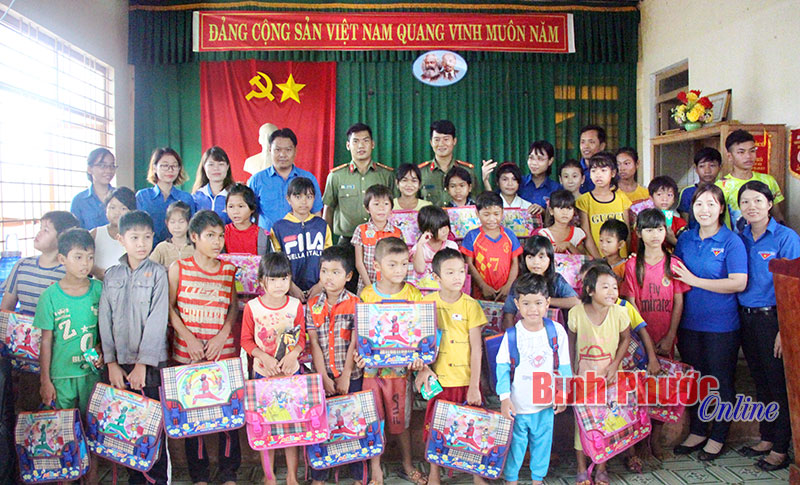 Tiếp bước học sinh đến trường