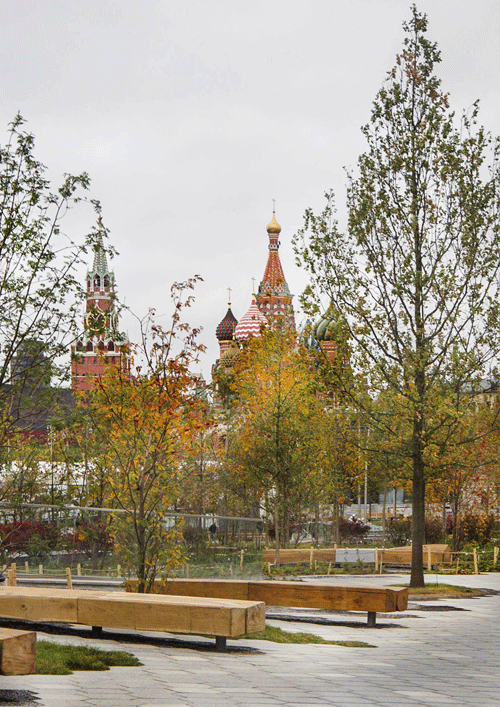 Nhìn từ đây có thể thấy nhà thờ St.Basil và Điện Kremlin.