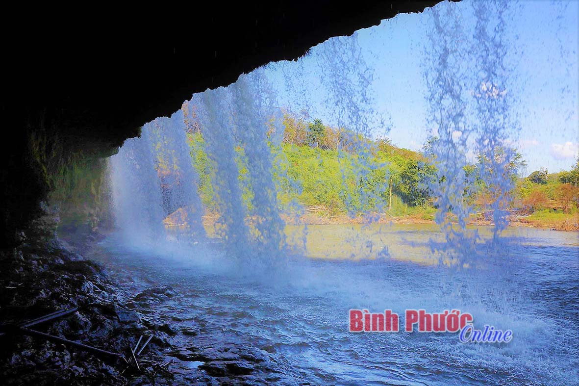 Dưới chân, bên trong thác, âm thanh do nước va đập tạo ra nhiều cung bậc, cấp độ, thách thức các giác quan