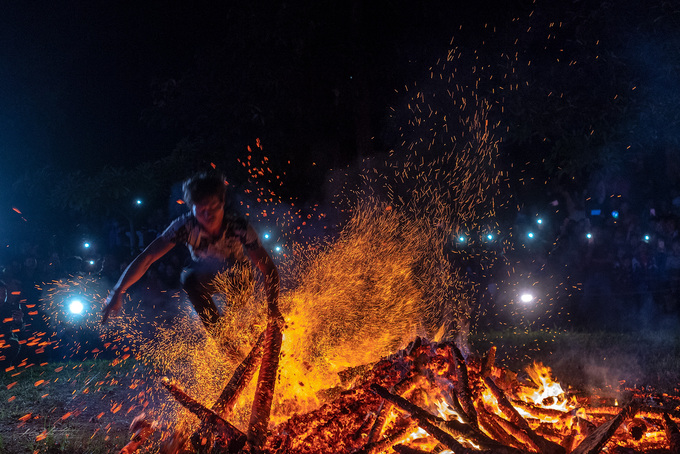 Lễ hội nơi trai tráng thi nhau lao vào đống lửa ở Hà Giang