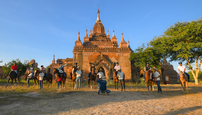 Khám phá thành phố vạn đền trên lưng ngựa ở Myanmar