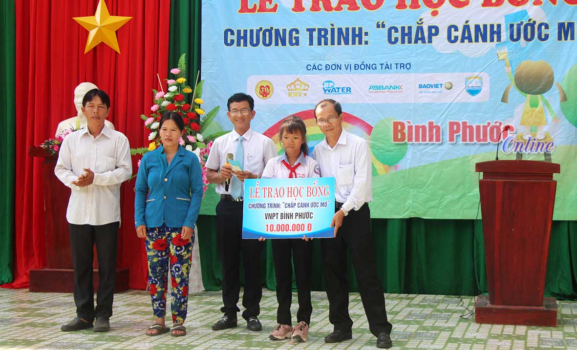 Trao học bổng chắp cánh ước mơ cho em Nguyễn Thị Kim Chi