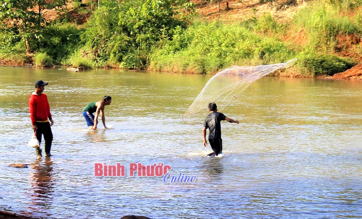 Ảnh 2: Người dân bản địa chài cá phục vụ du khách muốn thưởng thức đặc sản thiên nhiên