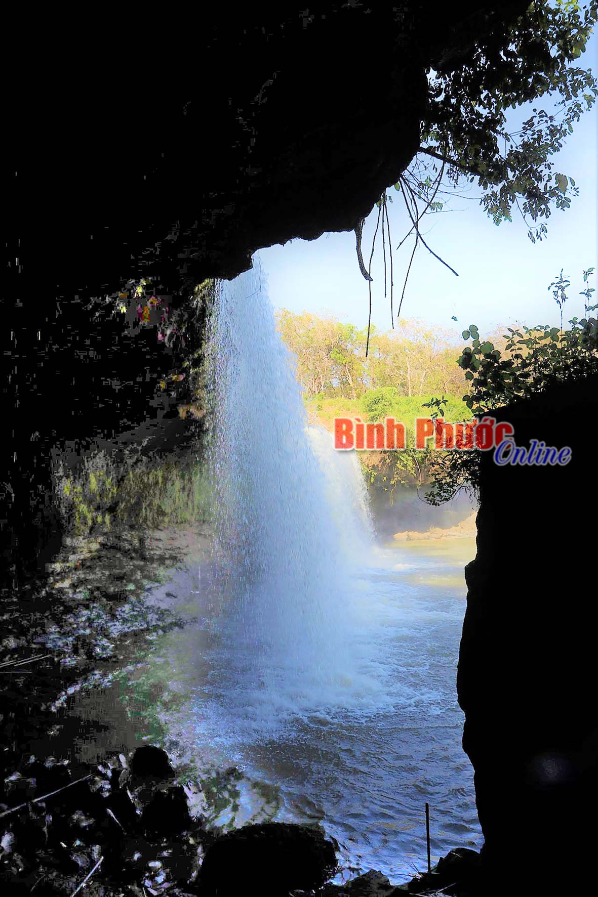 Dưới chân thác là ngầm đá do bị nước khoét sâu tạo nên dáng hình kỳ bí càng làm Đắk Mai mang vẻ đẹp huyền ảo