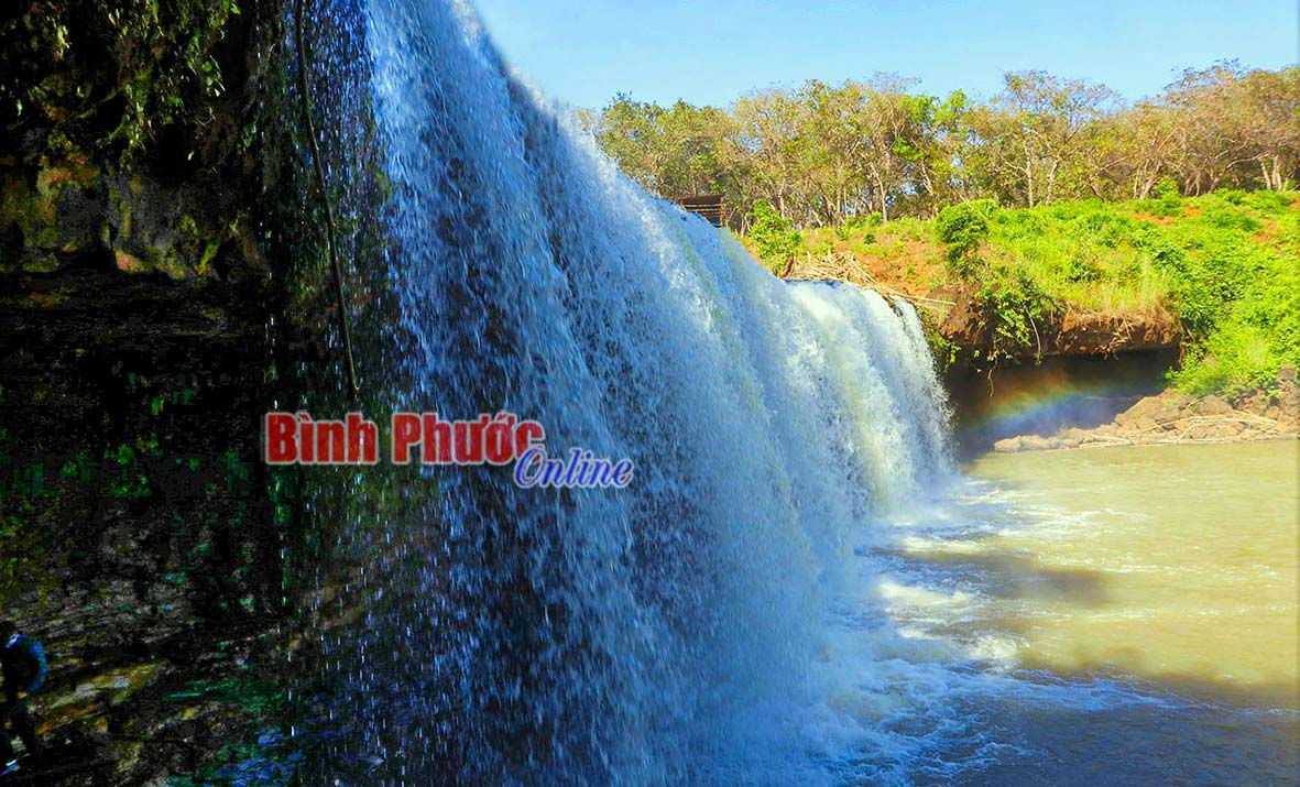 Vẻ đẹp thác Đắk Mai hoang sơ, thơ mộng và huyền ảo làm mê say người du xuân, thưởng ngoạn