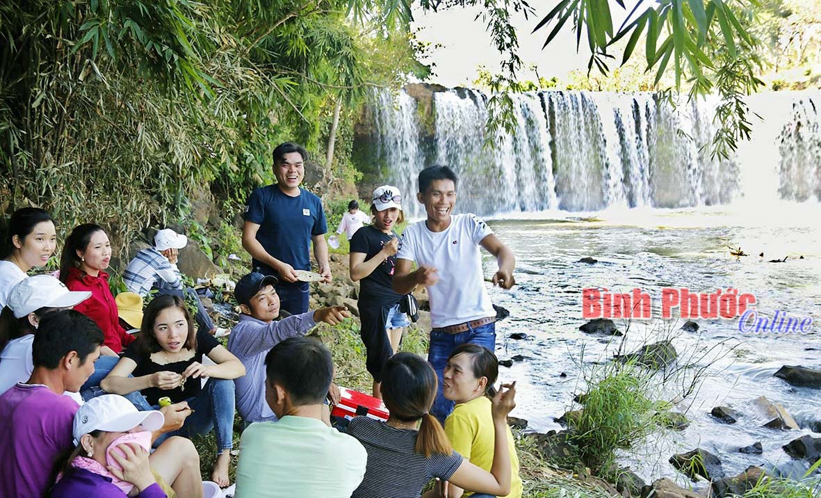 Nam thanh, nữ tú xã Bù Nho (Phú Riềng) dịp lễ, tết, ngày nghỉ cuối tuần dã ngoại thưởng ngoạn cảnh đẹp thác Đắk Mai