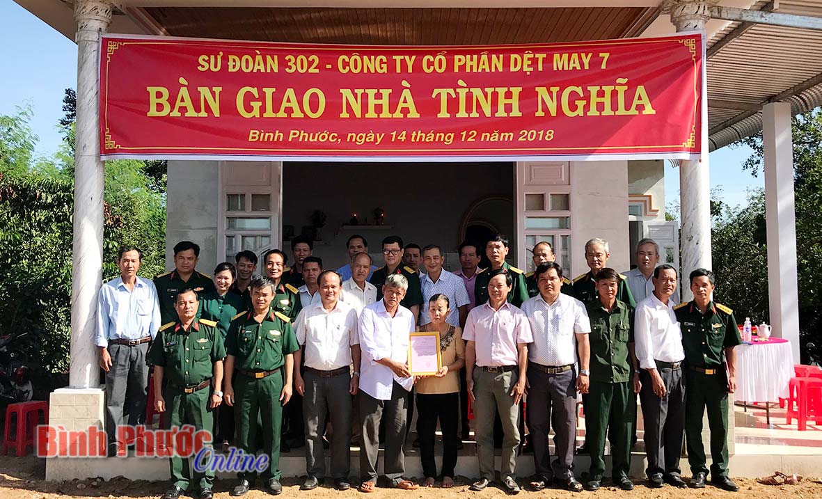 Đơn vị bàn giao căn nhà tình nghĩa cho hộ ông Nguyễn Văn Tuấn ở xã Lộc Thuận.