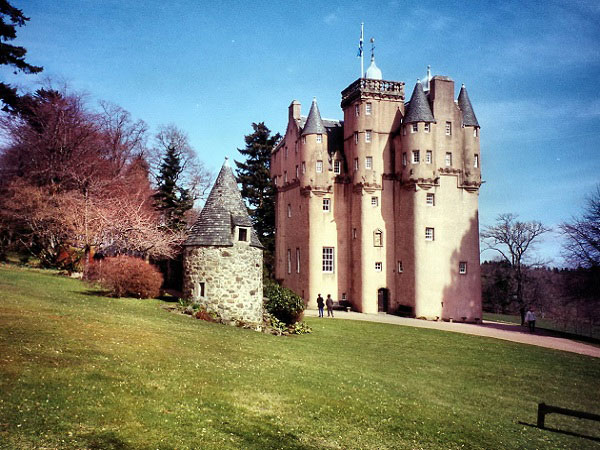 Những lâu đài đẹp ngẩn ngơ thường xuyên xuất hiện trong các bộ phim nổi tiếng