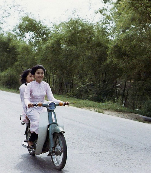 Nữ sinh Huế trên chiếc xe máy hiện đại thời đó.