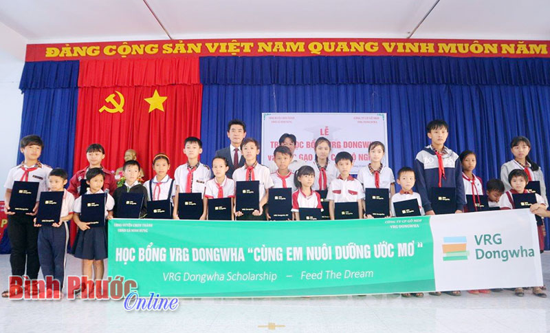 Công ty Dongwha trao 20 suất học bổng vượt khó