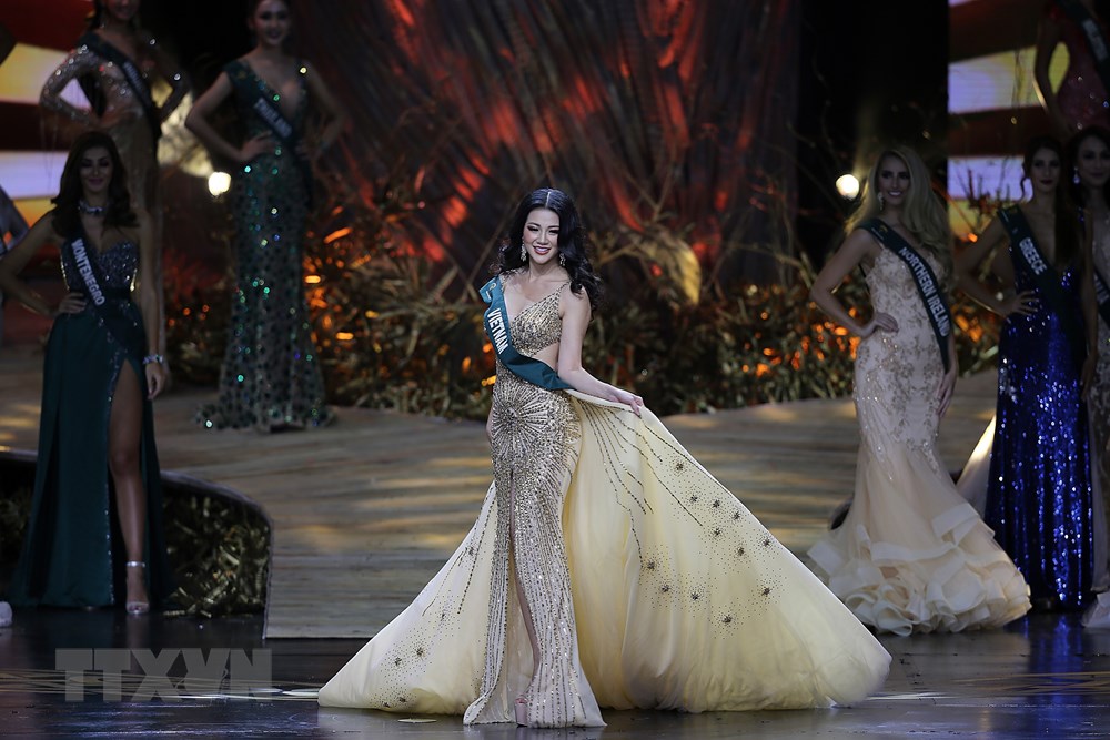 Nguyễn Phương Khánh (giữa) trình diễn trang phục dạ hội tại đêm chung kết Hoa hậu Trái Đất 2018 ở Pasay, Philippines. Cô sinh năm 1994 ở Bến Tre, cao 1,71 mét, nặng 51 kg, số đo ba vòng là 90-58-94 cm. (Nguồn: THX/TTXVN)