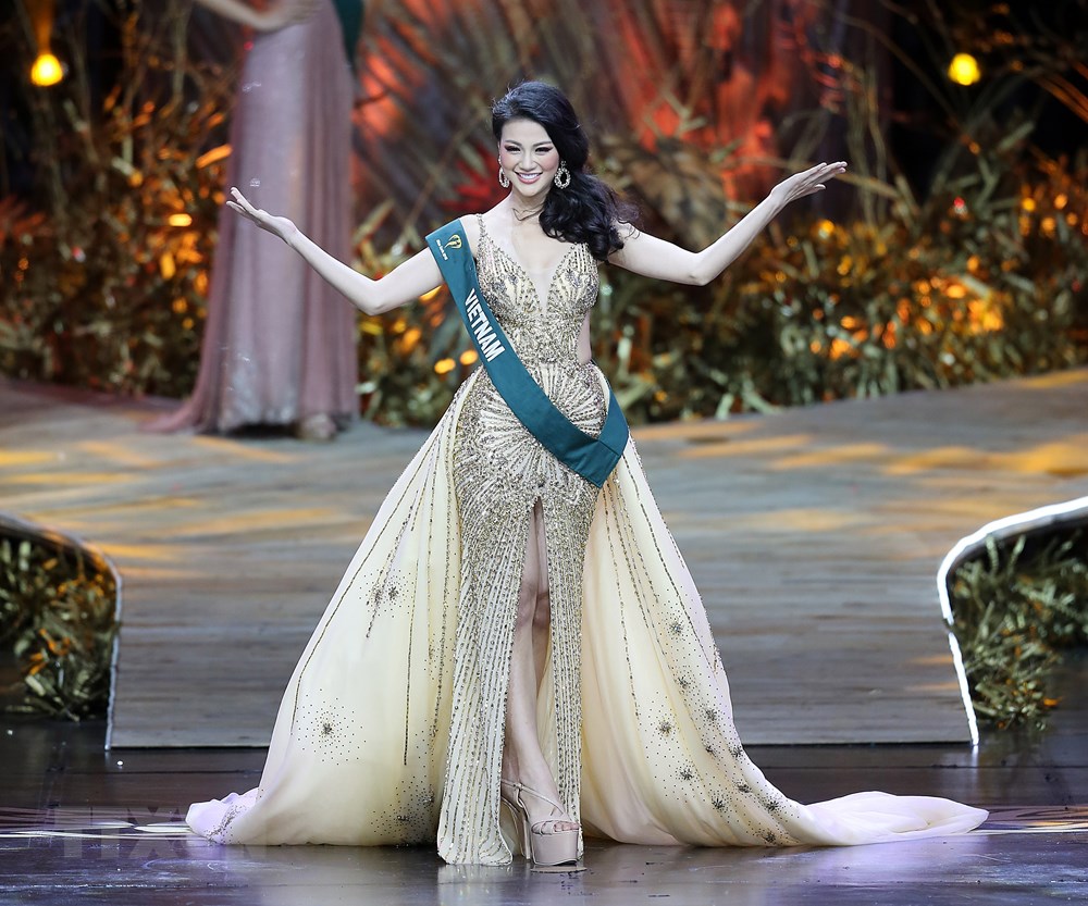 Nguyễn Phương Khánh trình diễn trang phục dạ hội tại đêm chung kết Hoa hậu Trái Đất 2018. (Nguồn: THX/TTXVN)