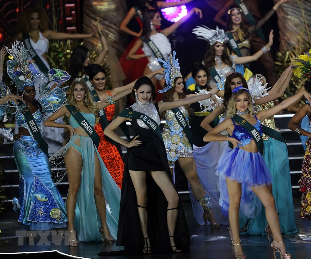 Các thí sinh tham gia đồng diễn một tiết mục nghệ thuật trong đêm chung kết Hoa hậu Trái Đất 2018 ở thành phố Pasay, Philippines tối 3/11/2018. (Nguồn: THX/TTXVN)
