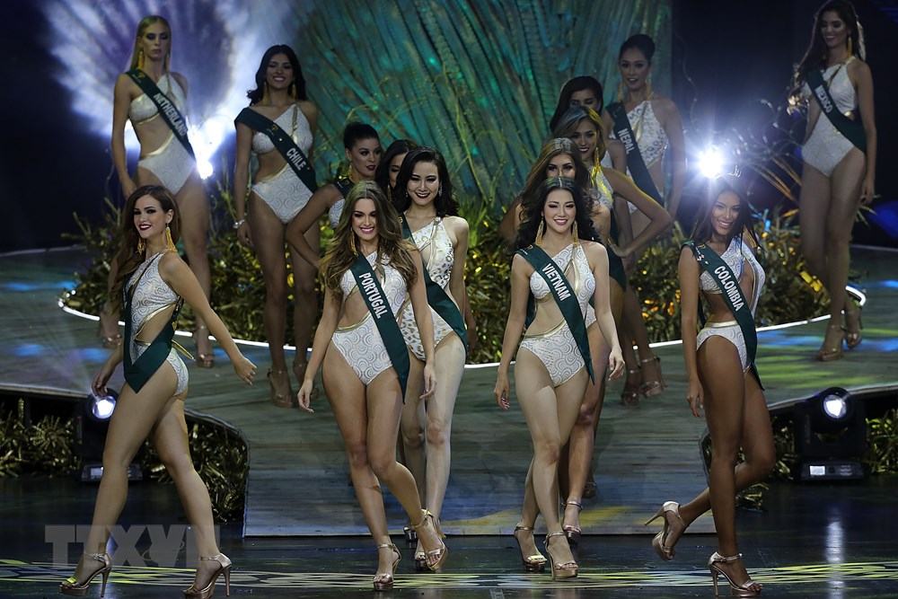 Nguyễn Phương Khánh (thứ 2, phải, hàng đầu) trong đêm chung kết Hoa hậu Trái Đất 2018 ở Pasay, Philippines. Cô sinh năm 1994 ở Bến Tre, cao 1,71 mét, nặng 51 kg, số đo ba vòng là 90-58-94 cm. (Nguồn: THX/TTXVN)