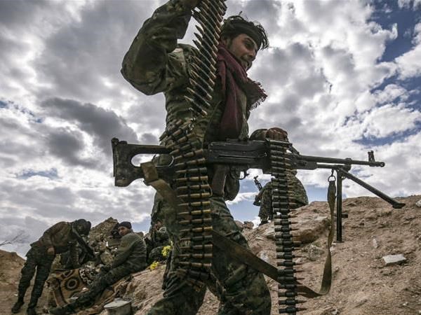 Syria: Luc luong SDF tien sau hon vao sao huyet cua IS hinh anh 1