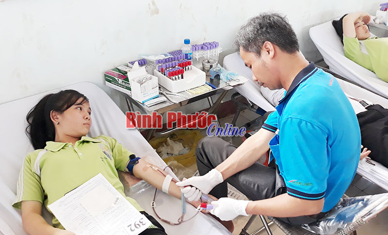 Trên 400 giáo viên, học sinh hiến máu tình nguyện